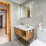 #001 Stylish Downtown Flat Walk To Beach & Bars